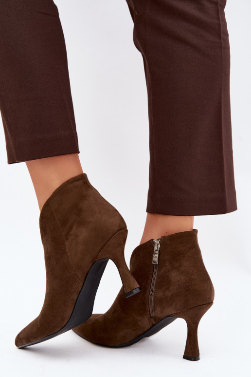 Botins femininos com salto fino e bico pontudo na cor caqui Bessia