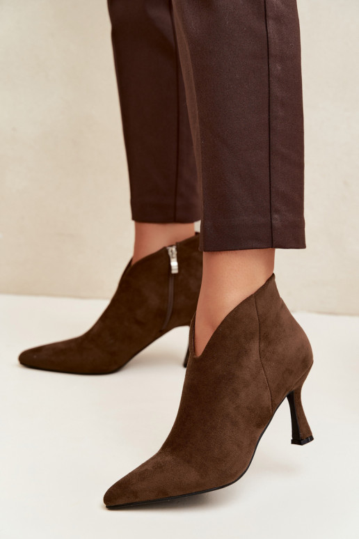 Botins femininos com salto fino e bico pontudo na cor caqui Bessia