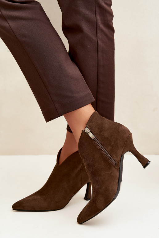Botins femininos com salto fino e bico pontudo na cor caqui Bessia