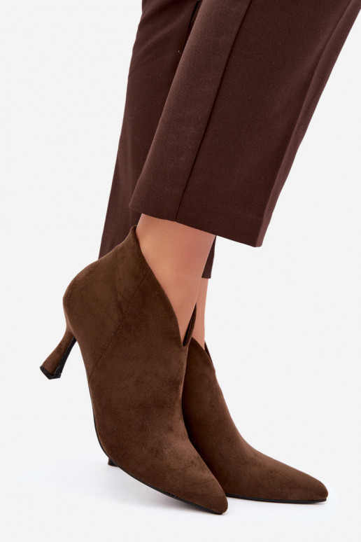 Botins femininos com salto fino e bico pontudo na cor caqui Bessia