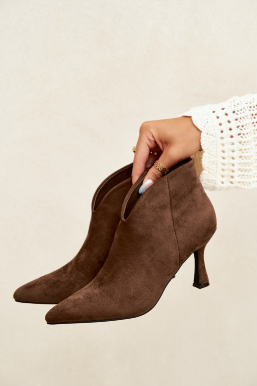 Botins femininos com salto fino e bico pontudo na cor caqui Bessia