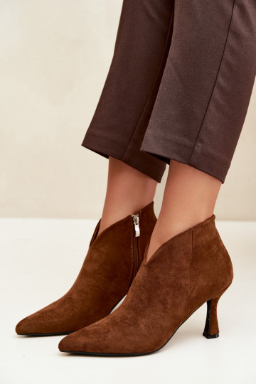 Botins femininos com salto fino e bico pontudo na cor marrom Bessia