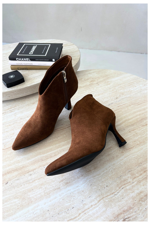 Botins femininos com salto fino e bico pontudo na cor marrom Bessia