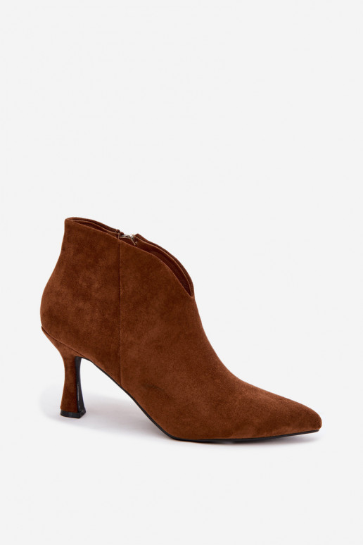 Botins femininos com salto fino e bico pontudo na cor marrom Bessia