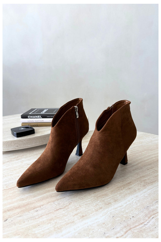 Botins femininos com salto fino e bico pontudo na cor marrom Bessia