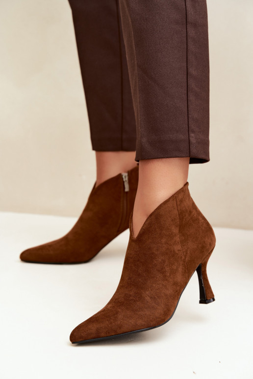 Botins femininos com salto fino e bico pontudo na cor marrom Bessia