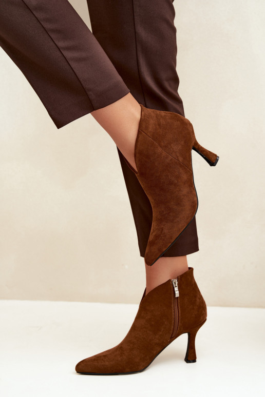 Botins femininos com salto fino e bico pontudo na cor marrom Bessia