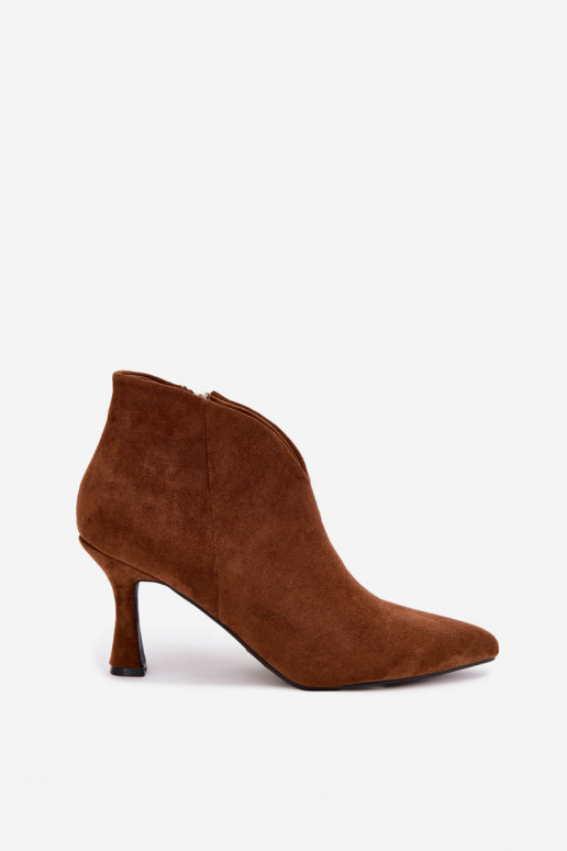 Botins femininos com salto fino e bico pontudo na cor marrom Bessia