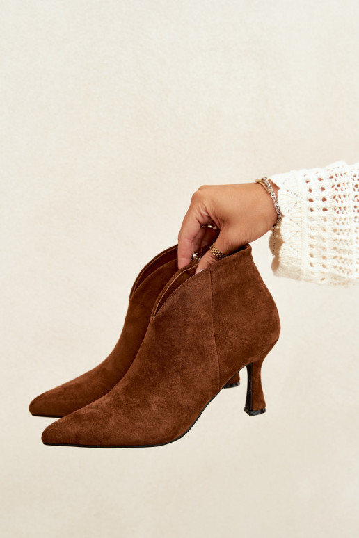 Botins femininos com salto fino e bico pontudo na cor marrom Bessia