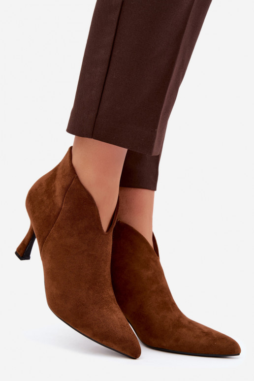 Botins femininos com salto fino e bico pontudo na cor marrom Bessia