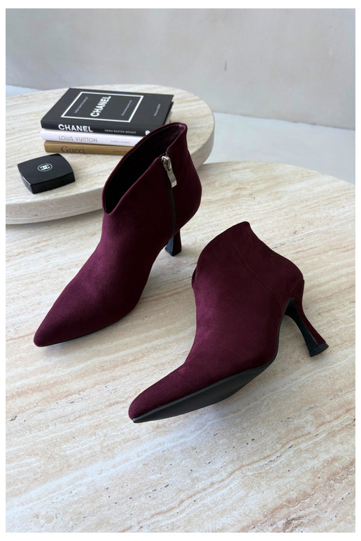 Botins femininos com salto fino e bico pontudo na cor bordô Bessia