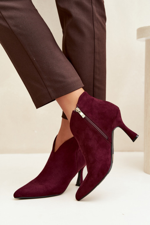 Botins femininos com salto fino e bico pontudo na cor bordô Bessia