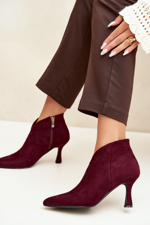 Botins femininos com salto fino e bico pontudo na cor bordô Bessia