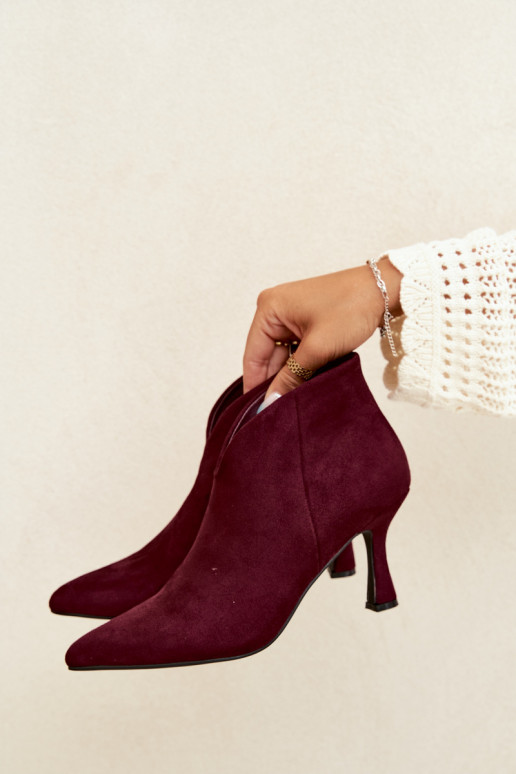 Botins femininos com salto fino e bico pontudo na cor bordô Bessia