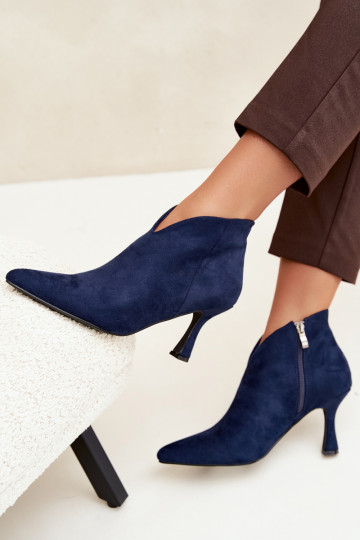 Botins femininos com salto fino e bico pontudo na cor azul escuro Bessia