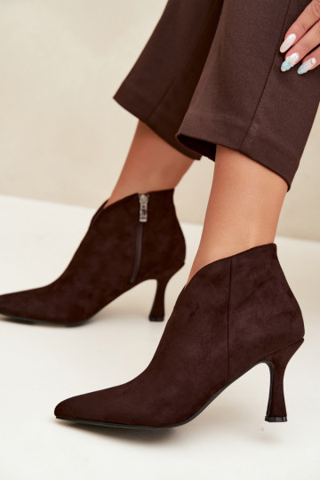 Botins femininos com salto fino e bico pontudo na cor chocolate Bessia