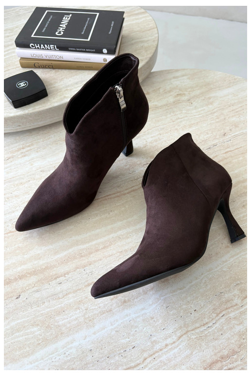 Botins femininos com salto fino e bico pontudo na cor chocolate Bessia