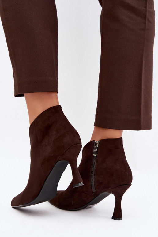 Botins femininos com salto fino e bico pontudo na cor chocolate Bessia