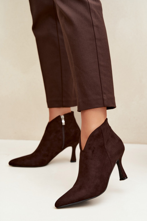 Botins femininos com salto fino e bico pontudo na cor chocolate Bessia