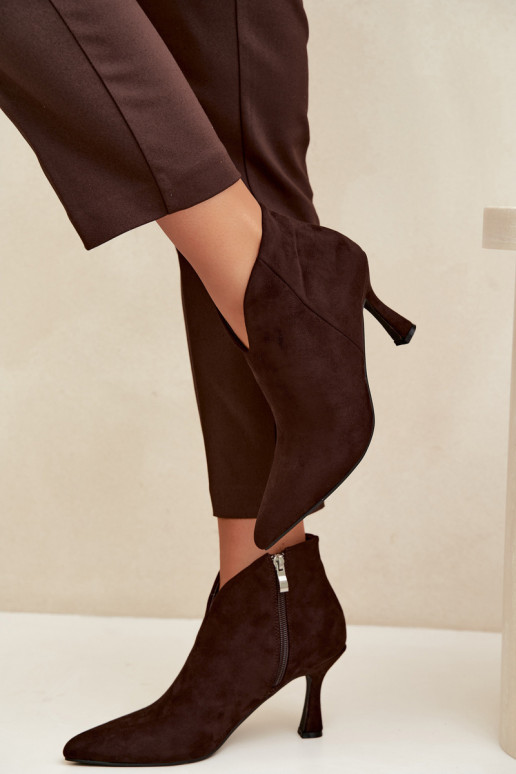 Botins femininos com salto fino e bico pontudo na cor chocolate Bessia