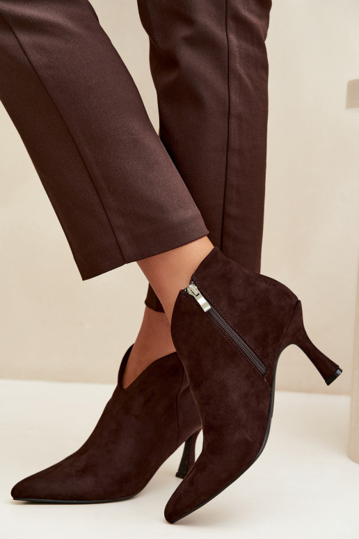 Botins femininos com salto fino e bico pontudo na cor chocolate Bessia