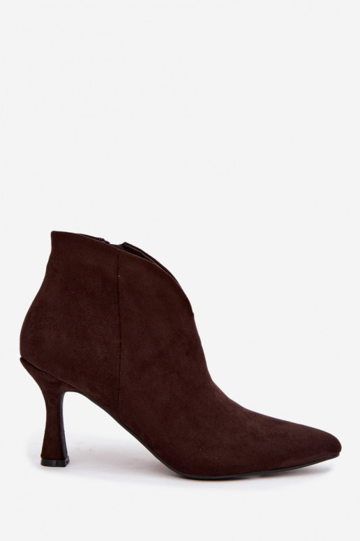 Botins femininos com salto fino e bico pontudo na cor chocolate Bessia
