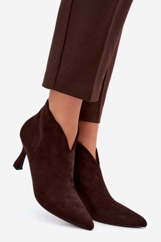 Botins femininos com salto fino e bico pontudo na cor chocolate Bessia