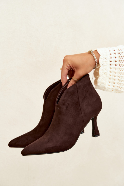 Botins femininos com salto fino e bico pontudo na cor chocolate Bessia