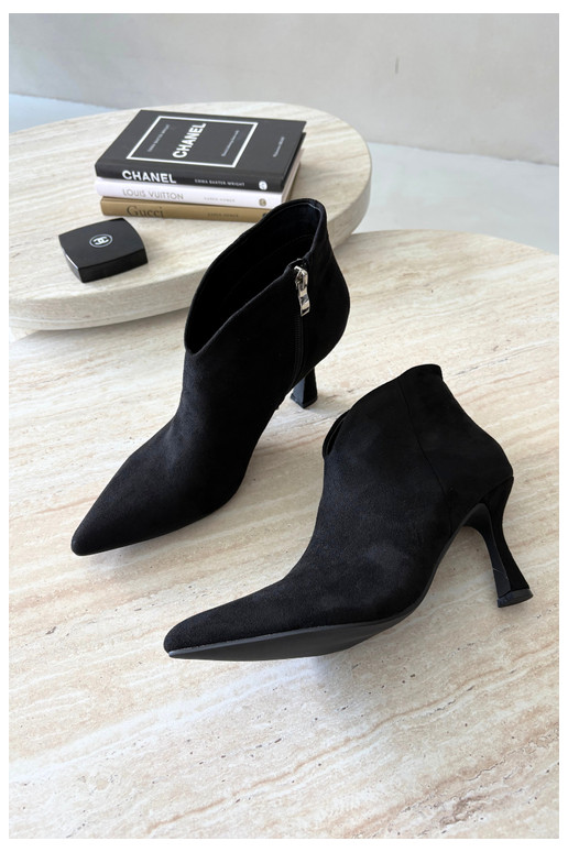 Botins femininos com salto fino e bico pontudo na cor preta Bessia