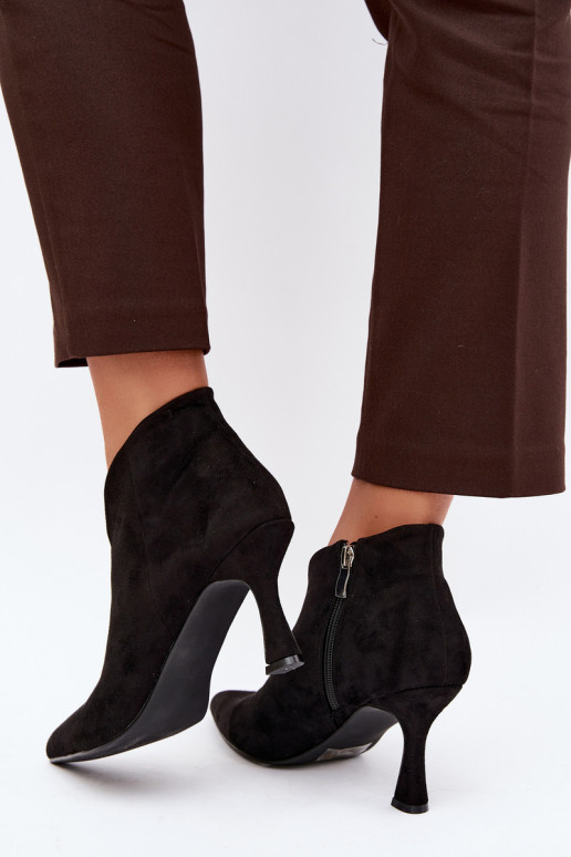 Botins femininos com salto fino e bico pontudo na cor preta Bessia