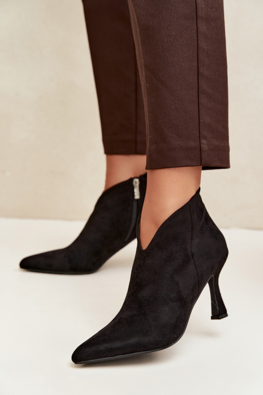 Botins femininos com salto fino e bico pontudo na cor preta Bessia