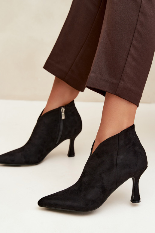 Botins femininos com salto fino e bico pontudo na cor preta Bessia
