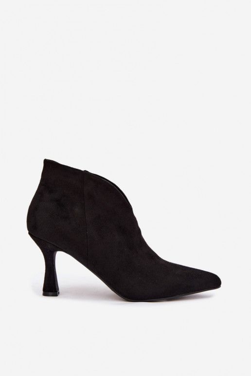 Botins femininos com salto fino e bico pontudo na cor preta Bessia