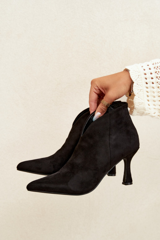 Botins femininos com salto fino e bico pontudo na cor preta Bessia