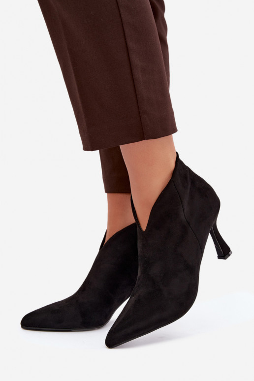 Botins femininos com salto fino e bico pontudo na cor preta Bessia