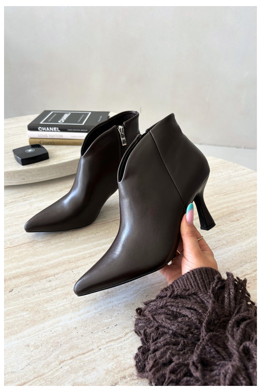 Botins femininos com salto fino e bico pontudo na cor marrom escuro Bessia