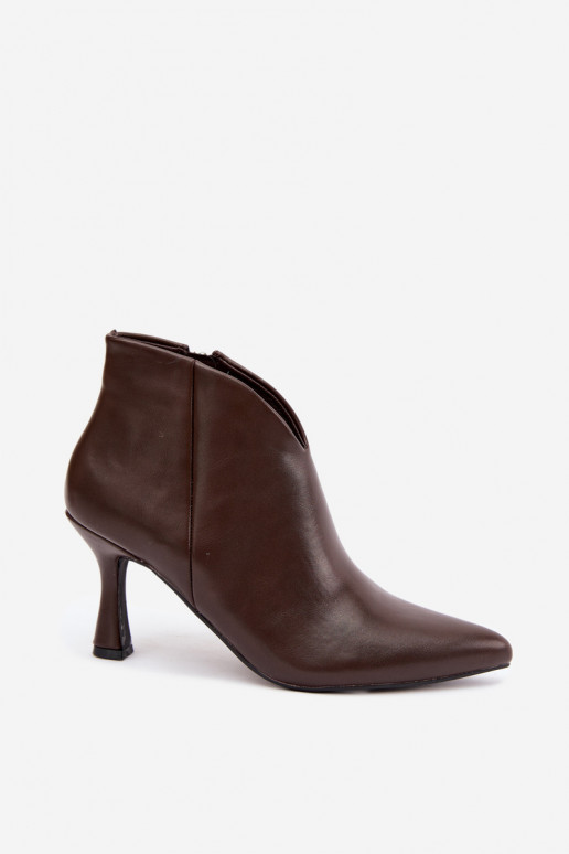 Botins femininos com salto fino e bico pontudo na cor marrom escuro Bessia