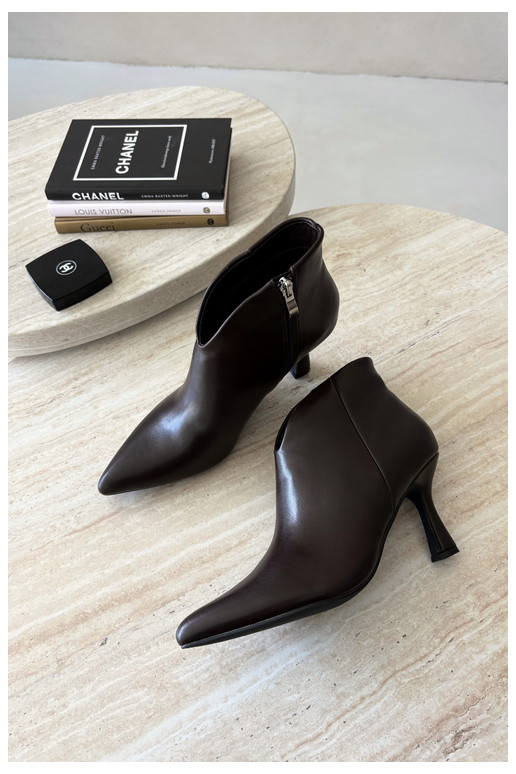 Botins femininos com salto fino e bico pontudo na cor marrom escuro Bessia