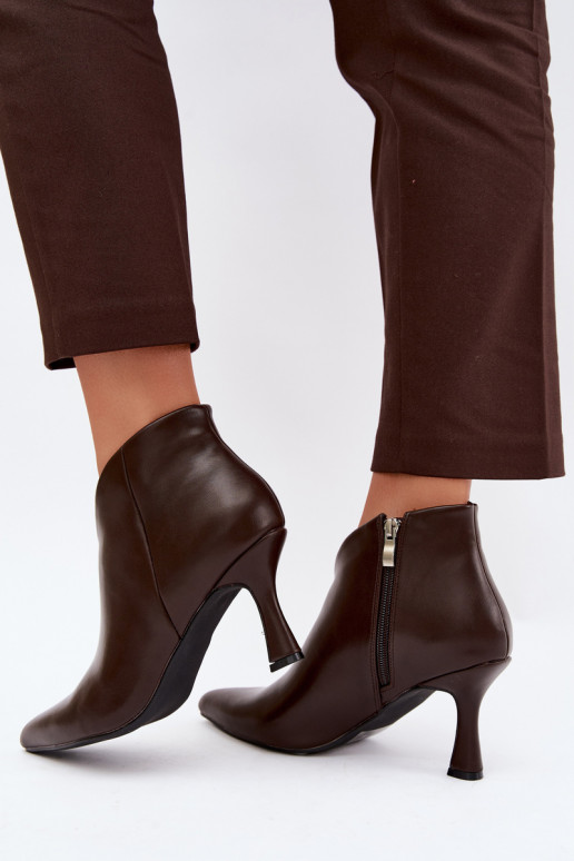 Botins femininos com salto fino e bico pontudo na cor marrom escuro Bessia