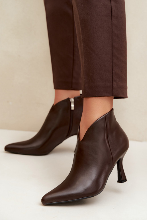 Botins femininos com salto fino e bico pontudo na cor marrom escuro Bessia