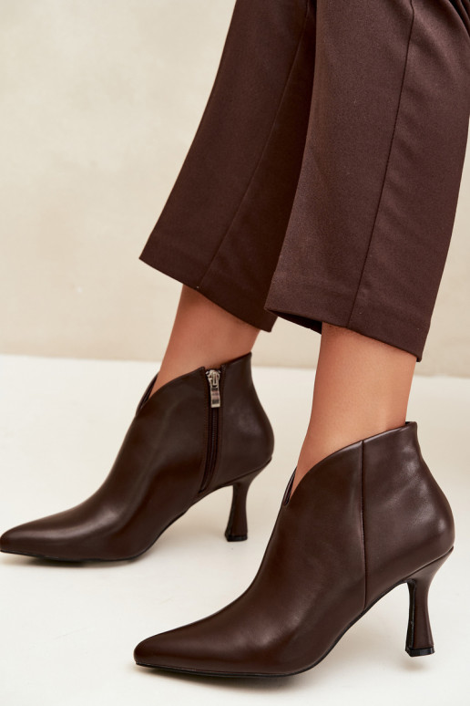 Botins femininos com salto fino e bico pontudo na cor marrom escuro Bessia