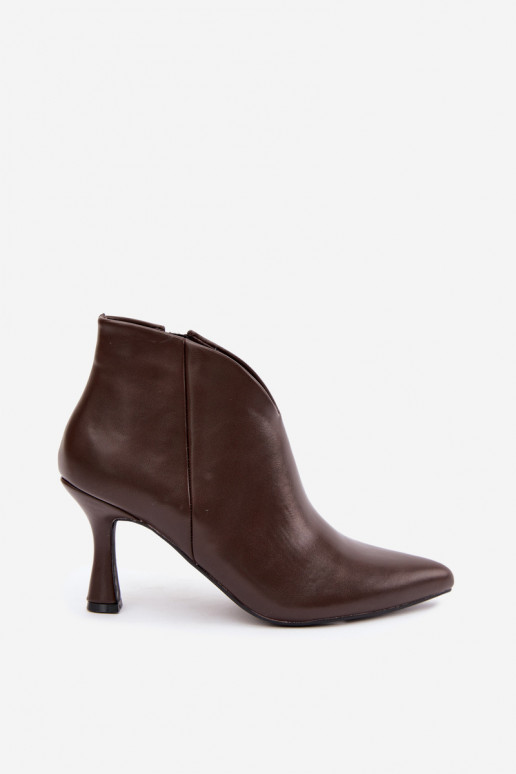 Botins femininos com salto fino e bico pontudo na cor marrom escuro Bessia