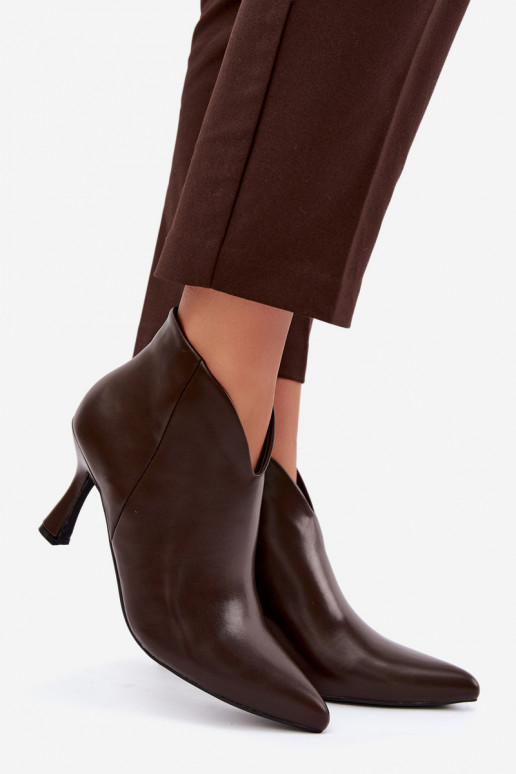 Botins femininos com salto fino e bico pontudo na cor marrom escuro Bessia