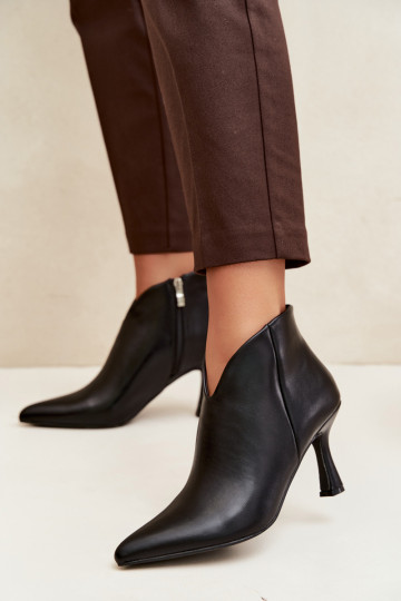 Botins femininos com salto fino e bico pontudo na cor preta Bessia