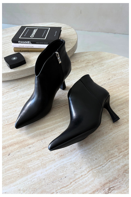 Botins femininos com salto fino e bico pontudo na cor preta Bessia