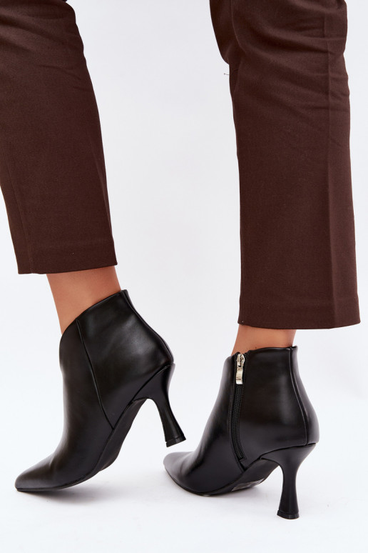 Botins femininos com salto fino e bico pontudo na cor preta Bessia