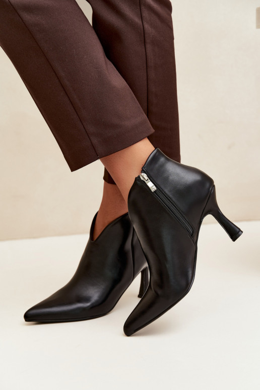 Botins femininos com salto fino e bico pontudo na cor preta Bessia