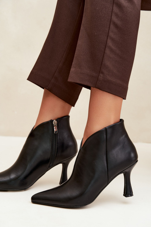 Botins femininos com salto fino e bico pontudo na cor preta Bessia