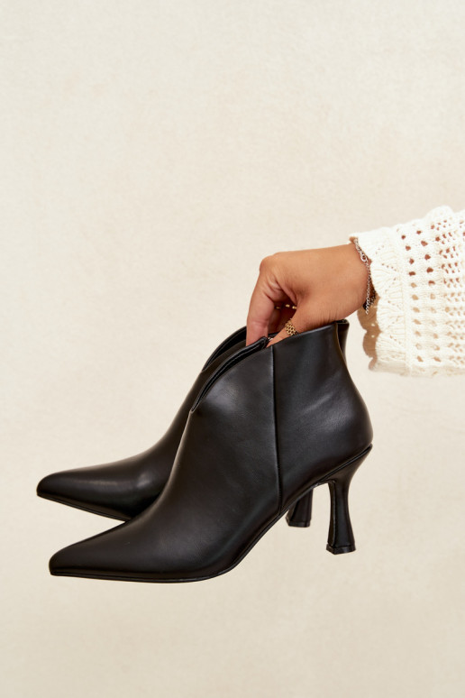 Botins femininos com salto fino e bico pontudo na cor preta Bessia
