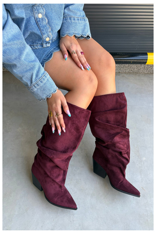 Botas femininas acima do joelho com parte superior curva e saltos em camurça na cor bordô Durela